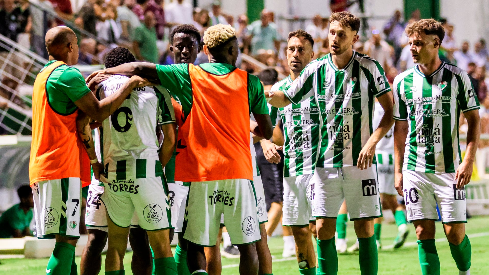 El Antequera CF celebra el gol ante la AD Alcorcón