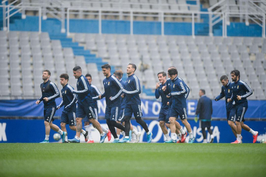 Varios jugadores ejercitándose en el Carlos Tartiere