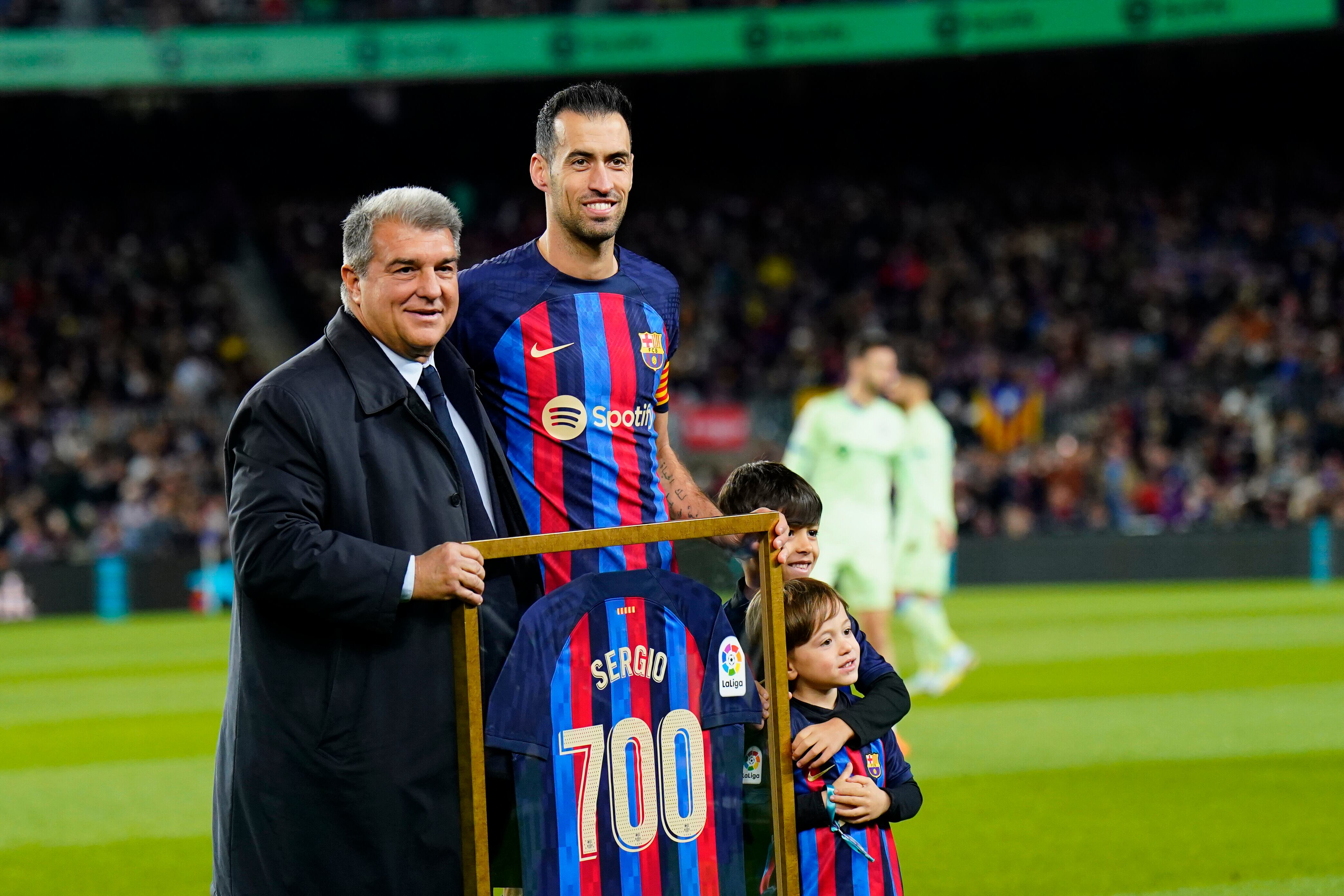 Laporta entrega a Busquets una camiseta conmemorativa por los 700 partidos disputados, el pasado 22 de enero.