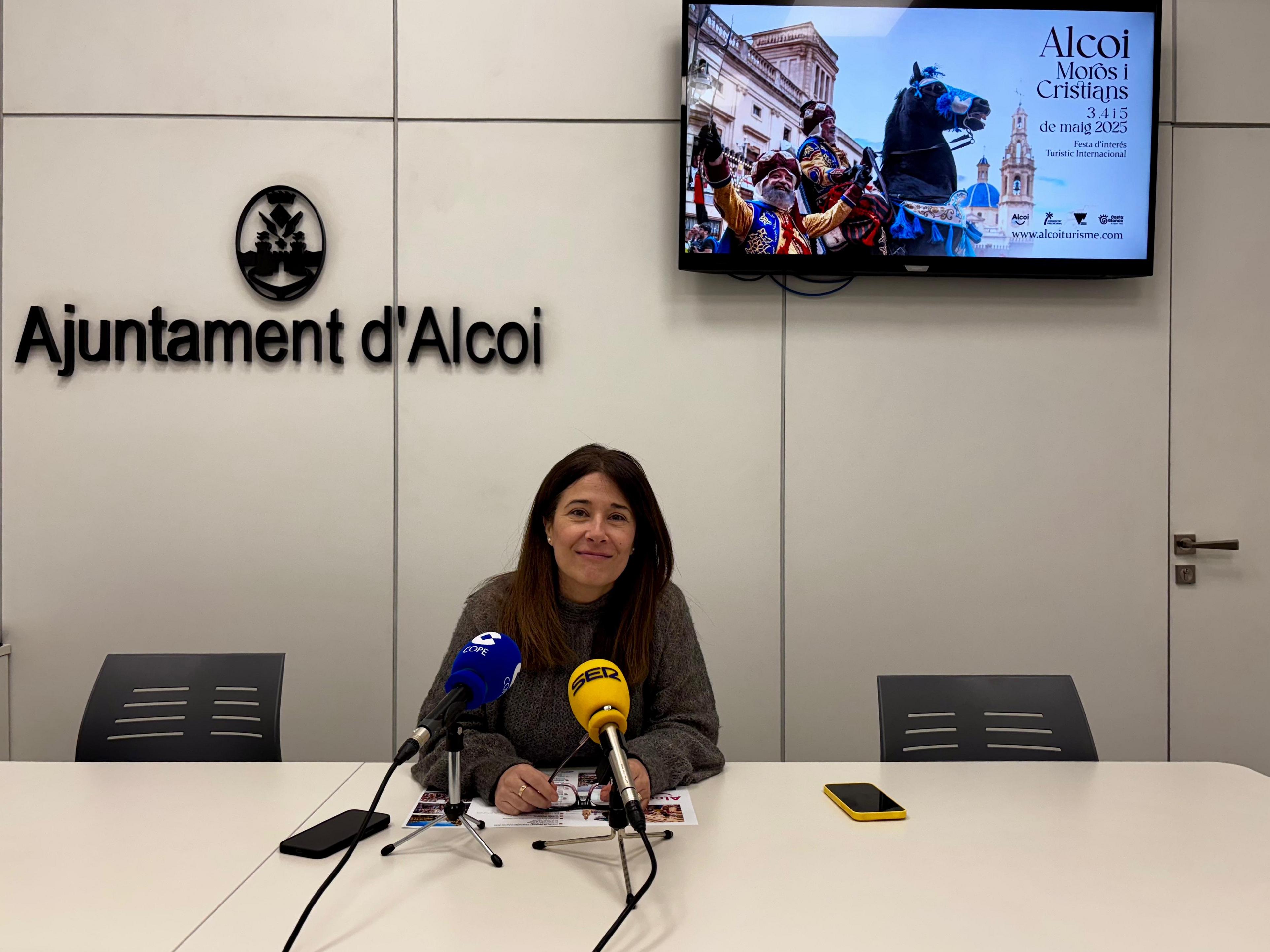 La edil de Turismo, Lorena Zamorano, presentando la agenda que incluye las actividades vinculadas a las Fiestas de Moros y Cristianos de Alcoy.