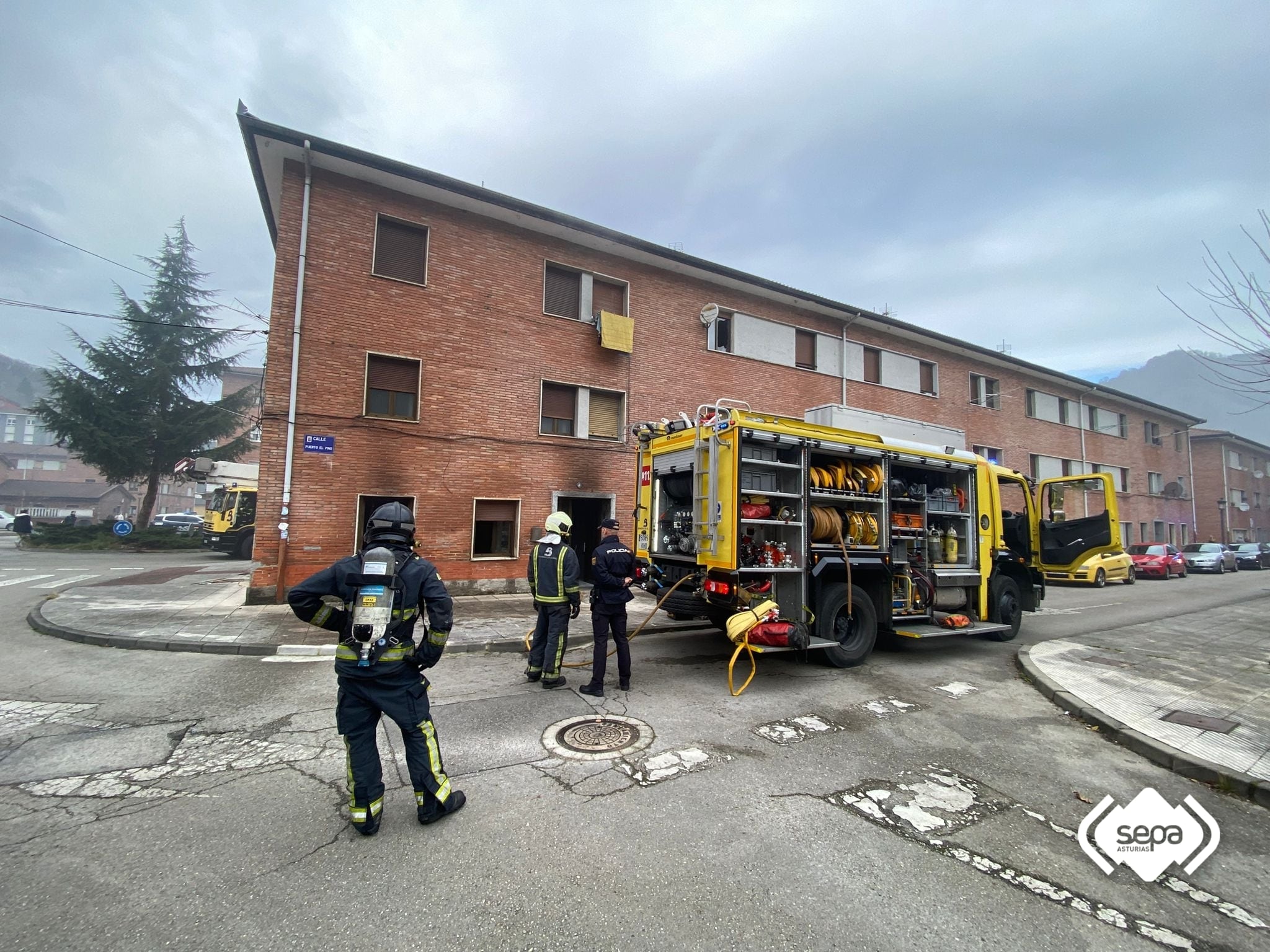 Los bomberos del SEPA han movilización un camión de rescate para evacuar a un vecino atrapado en su casa.