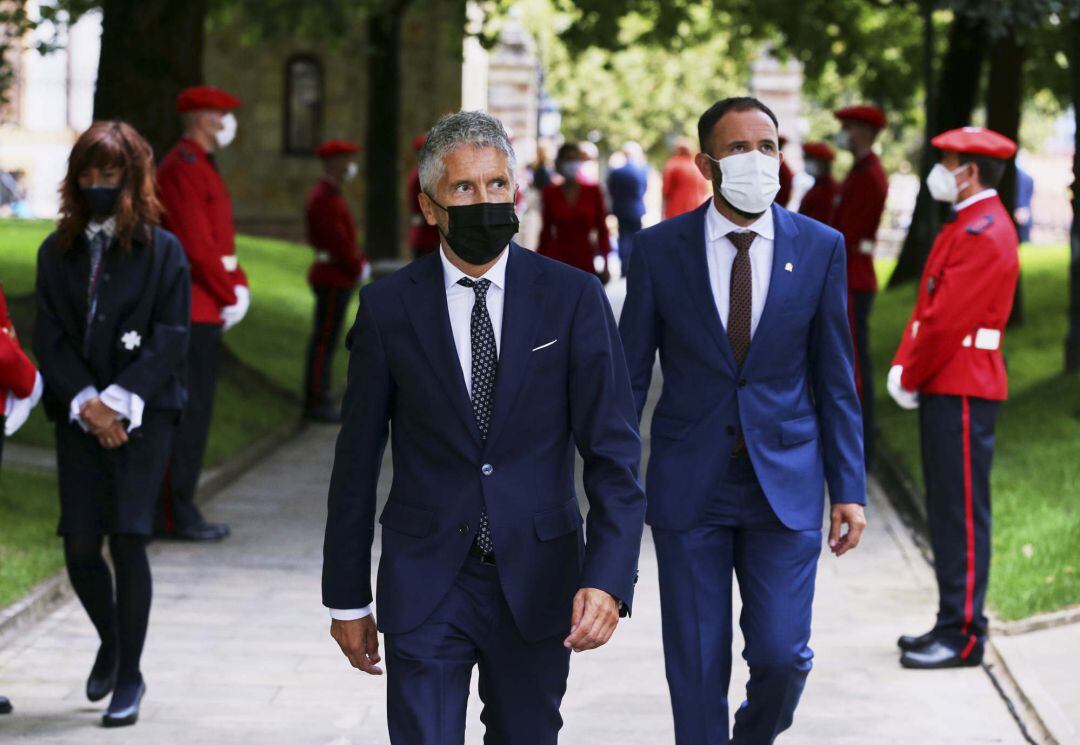 El ministro del Interior, Fernando Grande-Marlaska, llega a la toma de posesión de Iñigo Urkullu como Lehendakari, en Guernica 