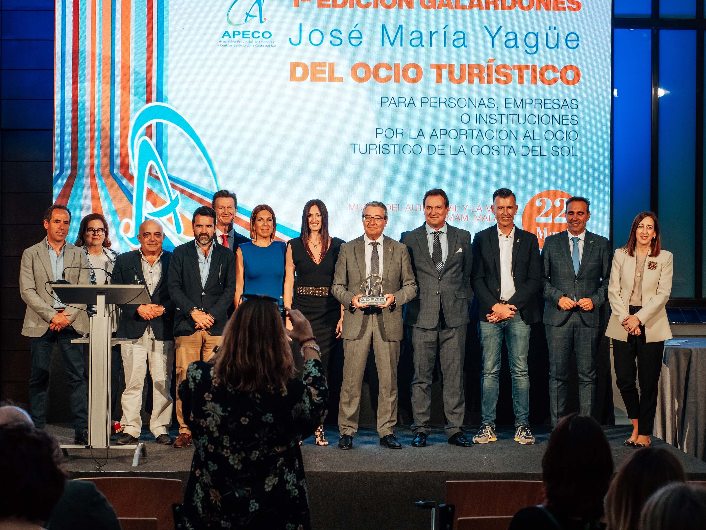 Foto de familia de Apeco junto al presidente de la Diputación Provincial de Málaga, Francisco Salado