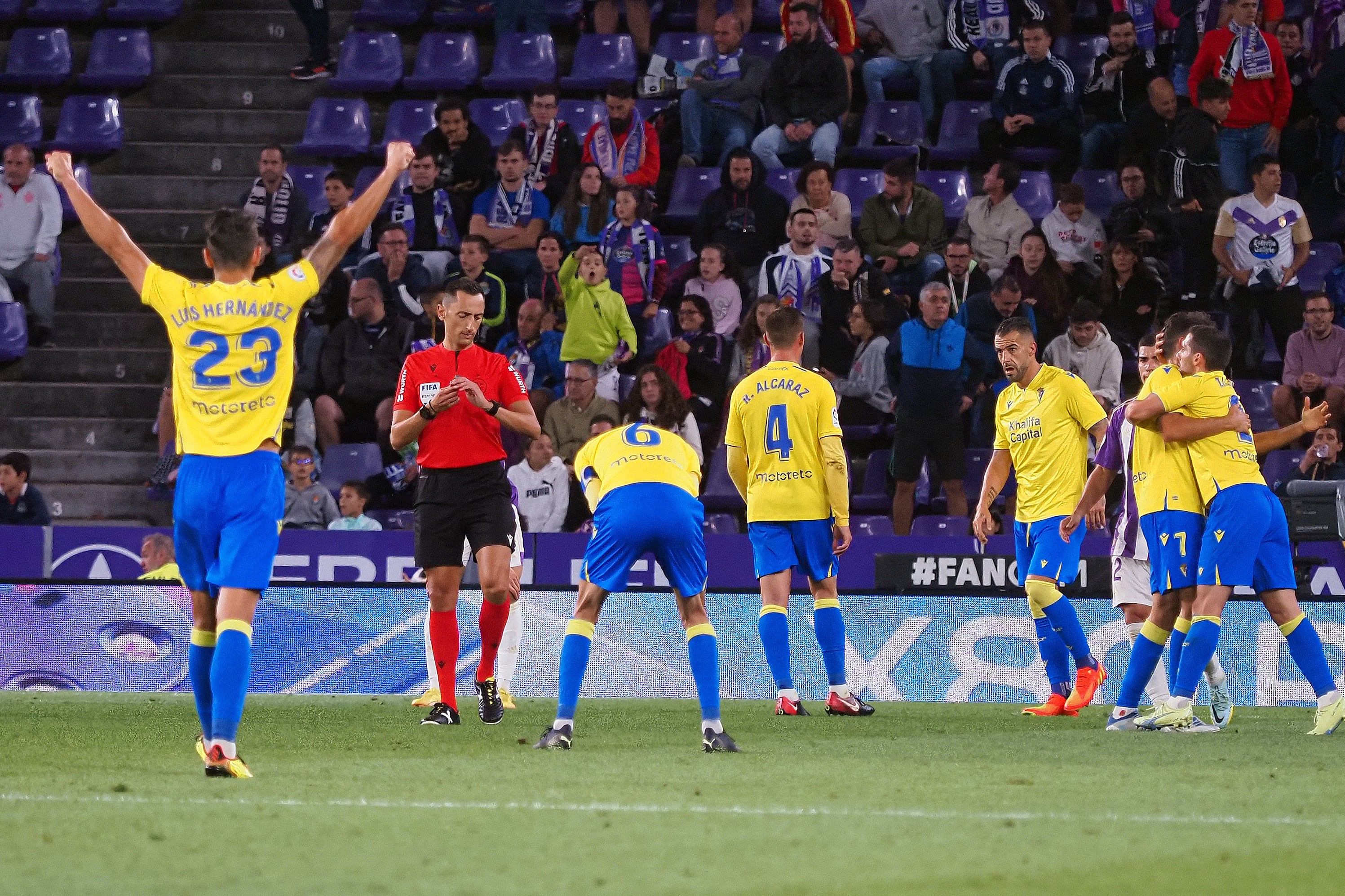 VALLADOLID, 16/09/2022.- Los jugadores del Cádiz CF celebran la victoria por 1-0 ante el Real Valladolid tras el partido de la sexta jornada de Liga en Primera División que se jugó hoy viernes en el estadio José Zorrilla, en Valladolid. EFE/R. GARCIA.