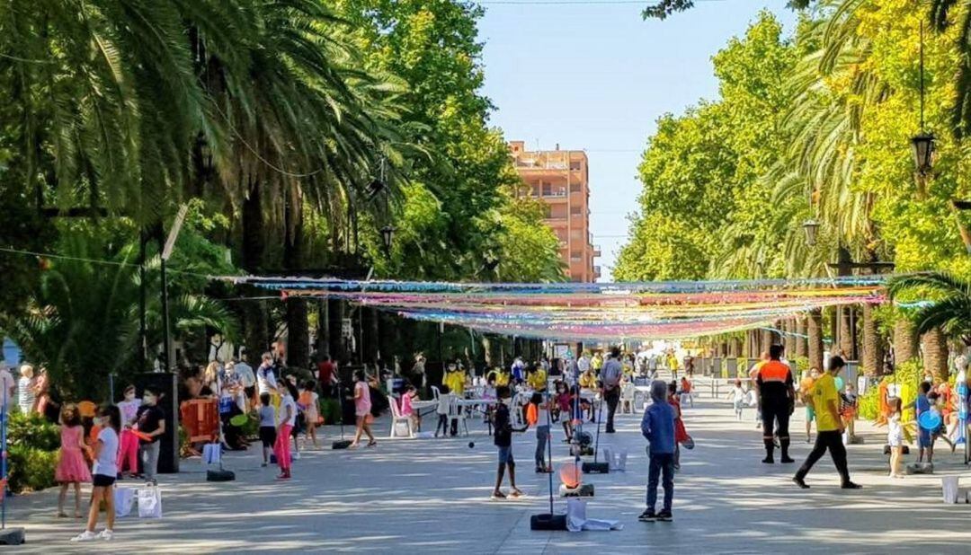 Paseo de Linarejos durante las actividades infantiles de la programación alternativa a la suspendida Feria de San Agustín.