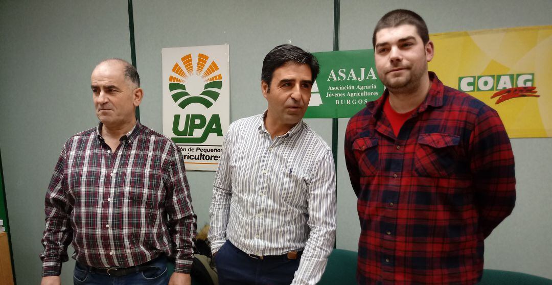 De izda a dcha: Gabriel Delgado (UPA), Esteban Martínez (ASAJA) y Cristian Martínez (COAG)