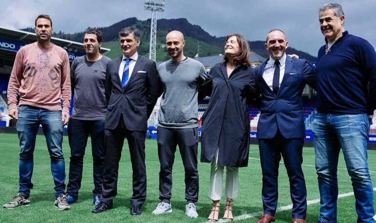 Mendilibar y su cuerpo tçecnico posa en Ipurua con la presidenta del Eibar y el director deportivo