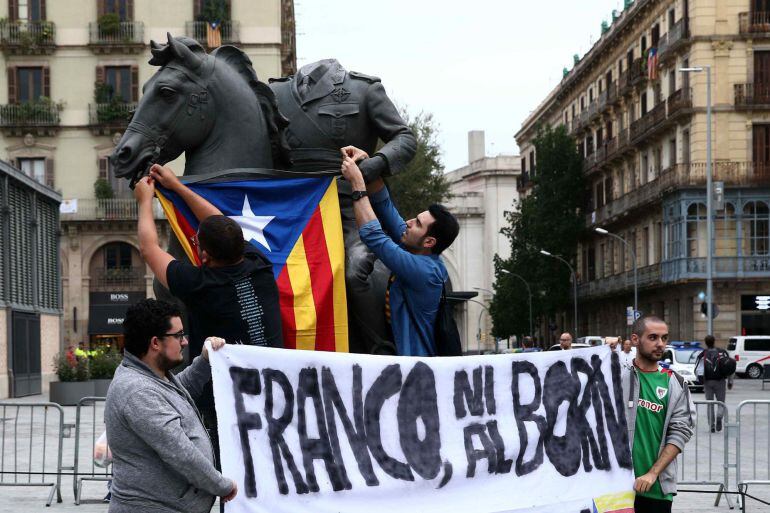 Manifestants davant les estàtues de l'exposició "Franco, Victòria, República" organitzada per l'ajuntament de Barcelona al Born Centre Cultural