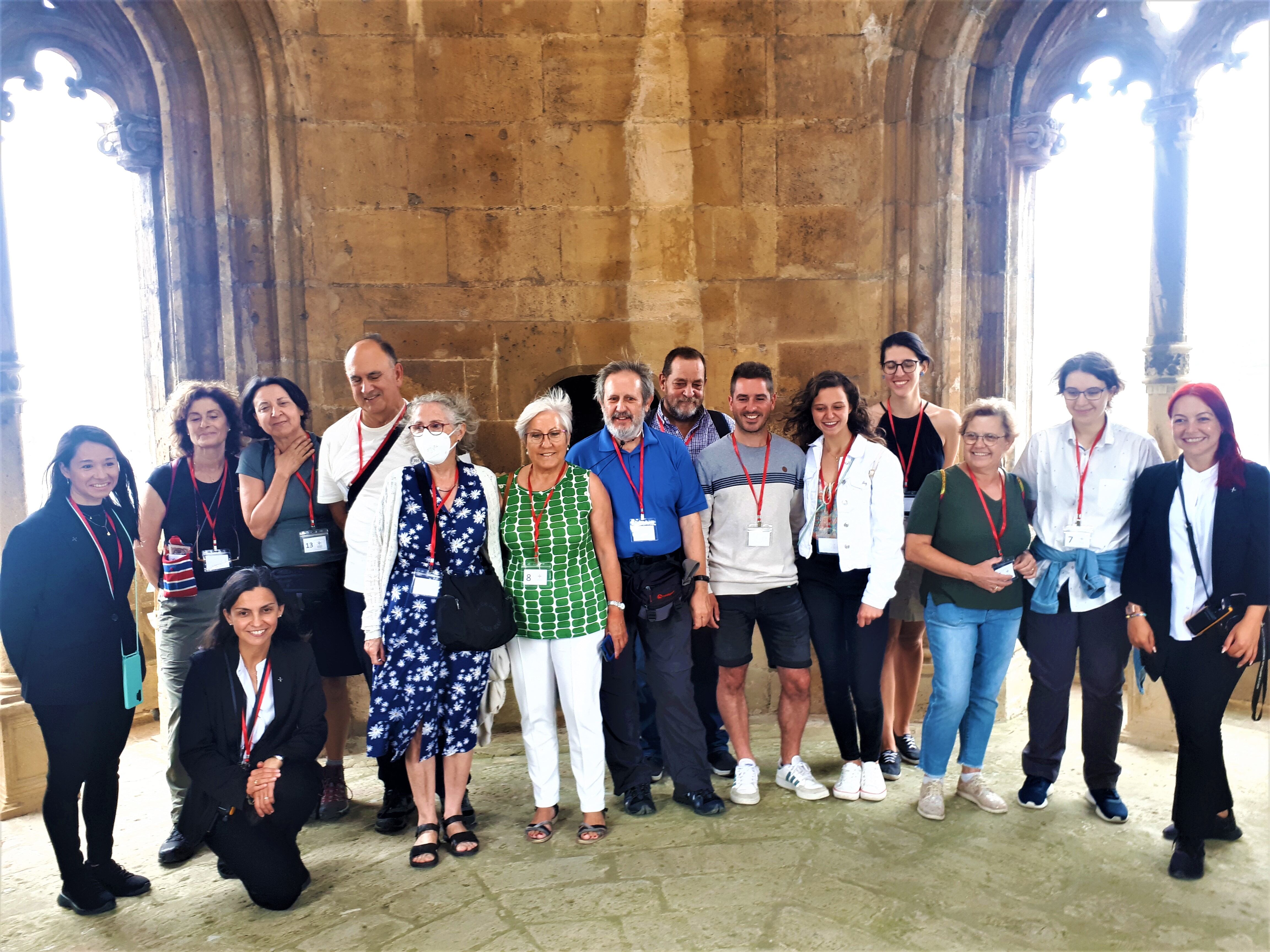 El primer grupo en acceder a la torre, posa junto a las guías en lo alto del cuerpo renacentista