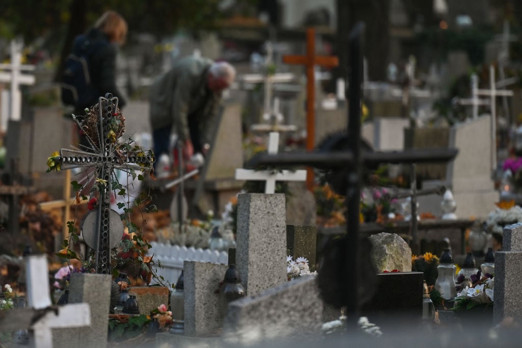 Un cementerio, durante el Día de Todos los Santos.