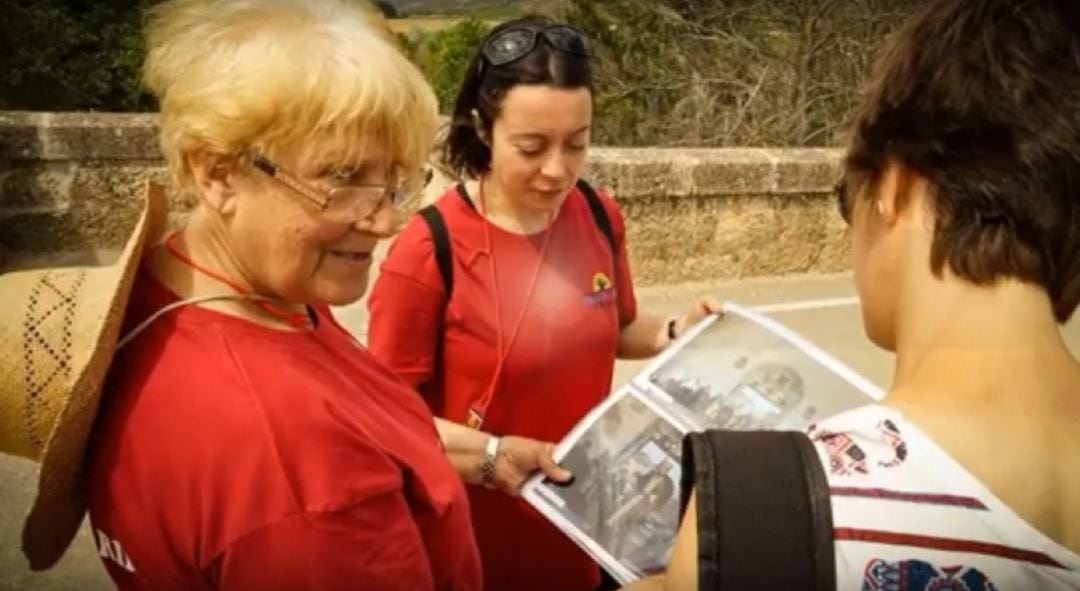 Voluntarios del programa &#039;Ribera Voluntariis&#039; de ADRI Ribera del Duero Burgalesa durante una acción del proyecto &#039;Te enseño mi Pueblo&#039;.