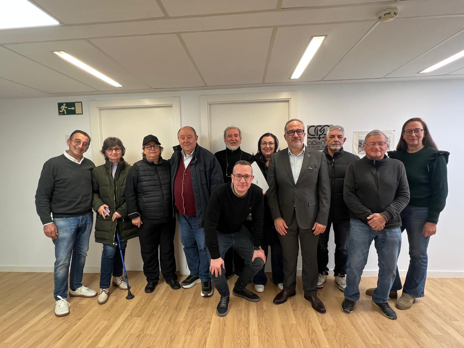 David Pardo junto a la junta directiva de la asociación Fideuà de GAndia.