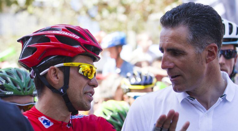 Miguel Indurain conversa con Alberto Contador durante la pasada Vuelta a España