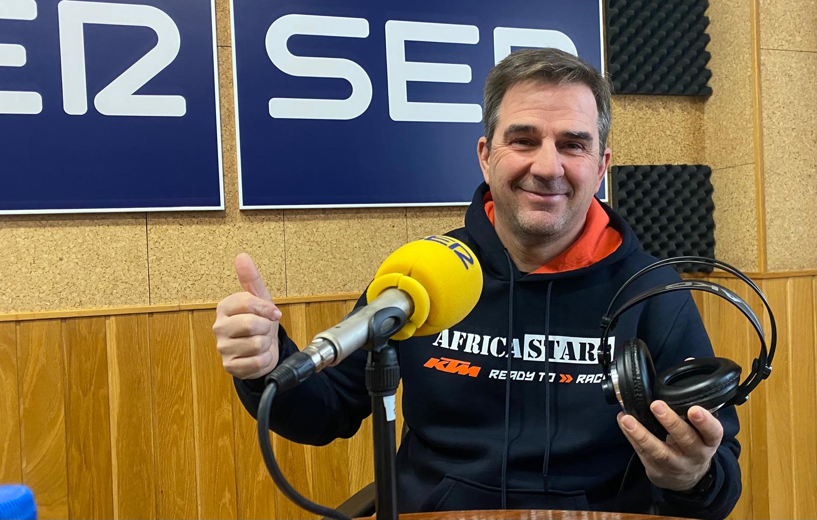 El piloto conquense Fernando Domínguez en el estudio central de SER Cuenca.