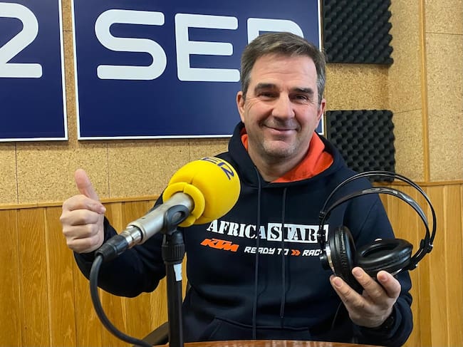 El piloto conquense Fernando Domínguez en el estudio central de SER Cuenca.