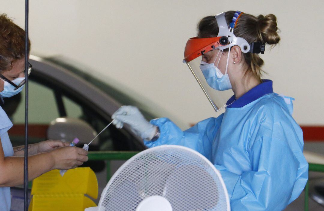 Personal sanitario continúa haciendo test rápidos para detectar coronavirus en un centro sanitario