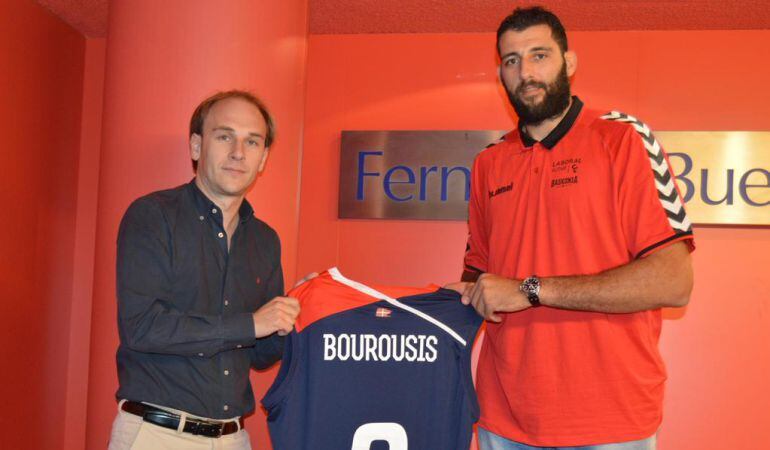 Félix Fernández junto a Ioanis Bourousis en el Buesa Arena.