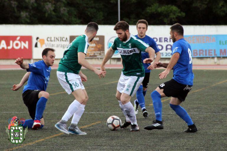 Pugna por la pelota en el partido Úbeda Viva-CD Villanueva del Arzobispo de Copa Subdelegada del Gobierno