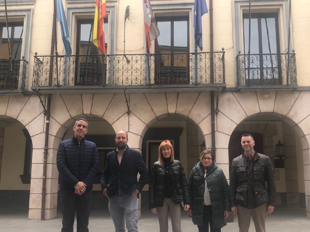 Los principales candidatos de Vox posan junto al Ayuntamiento