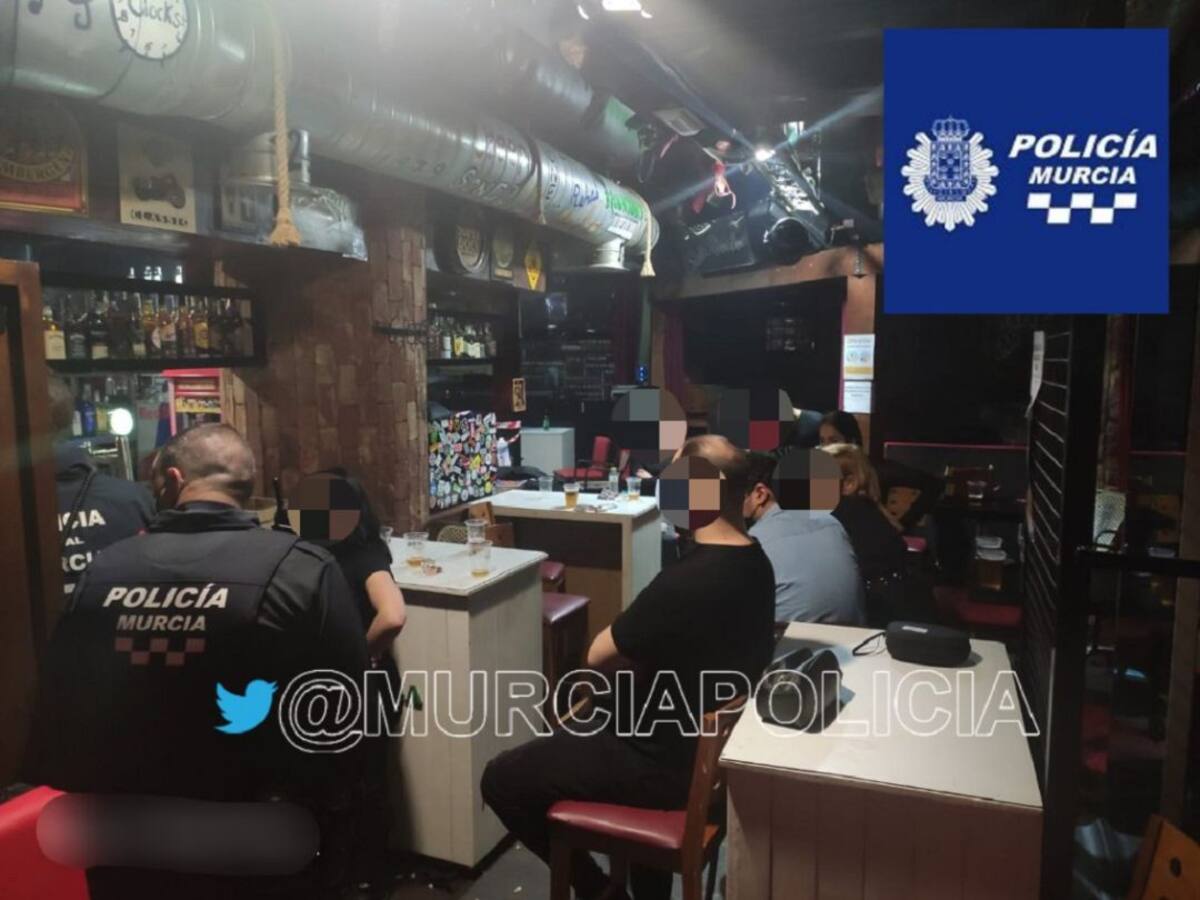 La Policía Local denuncia a 70 personas que celebraban una fiesta en el interior de un local de Murcia