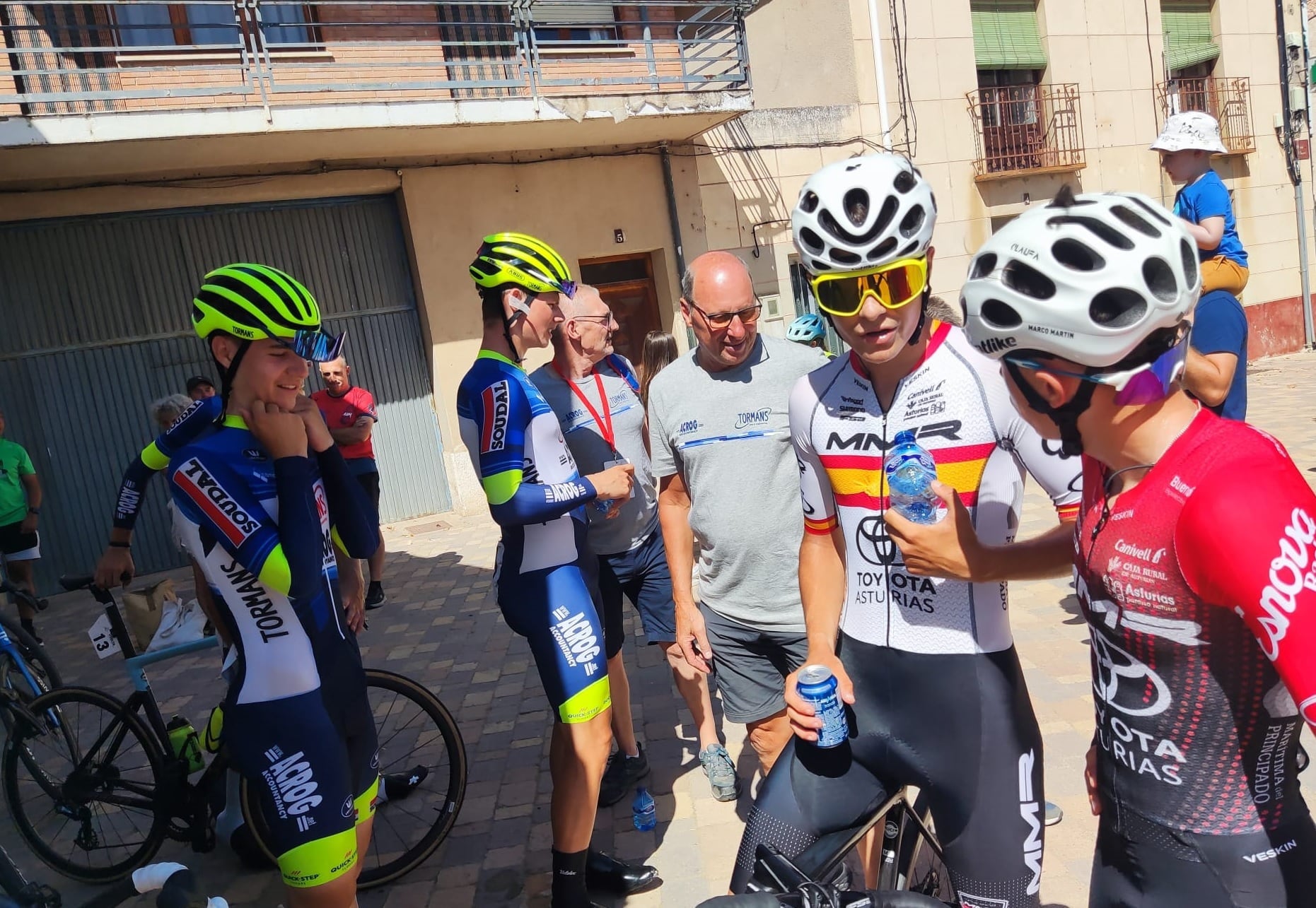 Markel Beloki, líder de la Vuelta, junto a los corredores del Acrog