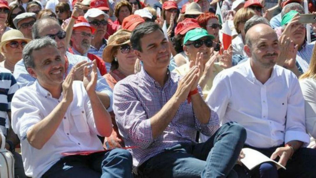 Ignacio López junto a Pedro Sánchez y el alcalde Cártama, Jorge Gallardo, en un mitin en la localidad malagueña