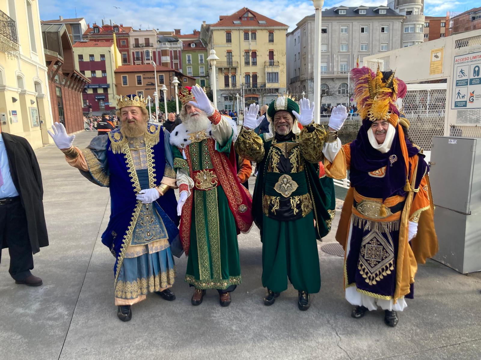 Melchos, Gaspar, Baltasar y Aliatar a su llegada al Puerto de Gijón.