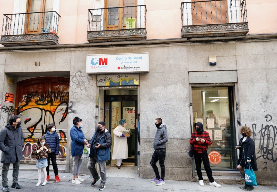 Varias personas esperan para realizarse un test de Covid-19 en el Centro de Salud Universidad, en Madrid