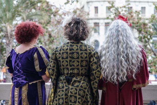 Las 'Reinas Magas' miran la plaza del ayuntamiento desde el balcón del consistorio