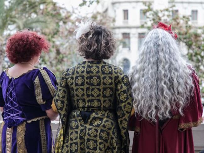 Las 'Reinas Magas' miran la plaza del ayuntamiento desde el balcón del consistorio
