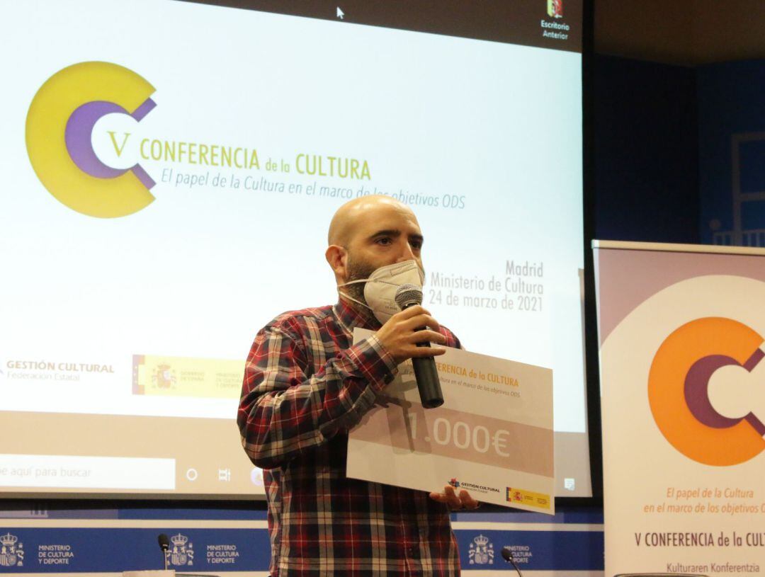 El co-director del Demanda Folk, Carlos Martín, recogió el premio de los gestores culturales españoles