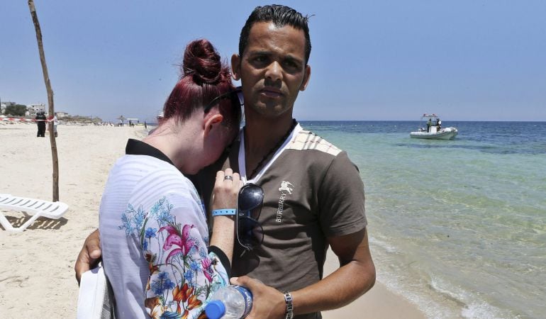 Turistas británicos se emocionan durante un minuto de silencio en memoria de las víctimas de la matanza yihadista en el hotel Imperial Marhaba.