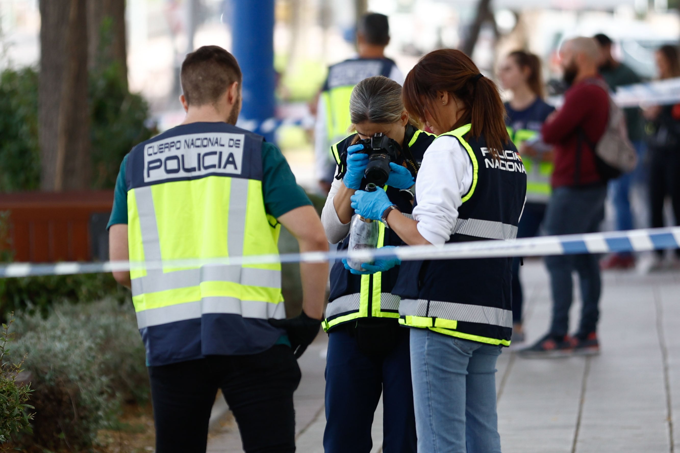 La Policía, a tenor de las primeras averiguaciones, busca a al menos dos personas que han huido del lugar tras cometer los hechos