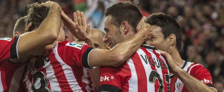 GRA545. BILBAO. 21/11/2014.- Los jugadores del Athletic Club celebran el segundo gol del equipo, conseguido por Iturraspe (i), durante el partido de Liga de la jornada duodécima de Primera División que Athletic Club y RCD Espanyol juegan esta noche en el estadio de San Mamés, en Bilbao. EFE/MIGUEL TOÑA