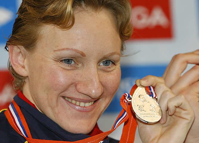 Nina Zhivaneskaya muestra la medalla de plata conseguida en los 50 metros espalda