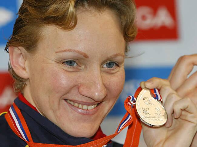 Nina Zhivaneskaya muestra la medalla de plata conseguida en los 50 metros espalda