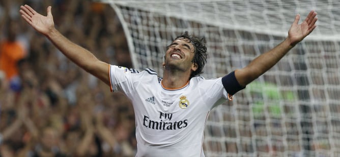 Raúl celebra el gol que ha marcado con la camiseta del Real Madrid en el homenaje que le ha brindado el clun blanco con motivo del Trofeo Santiago Bernabéu.