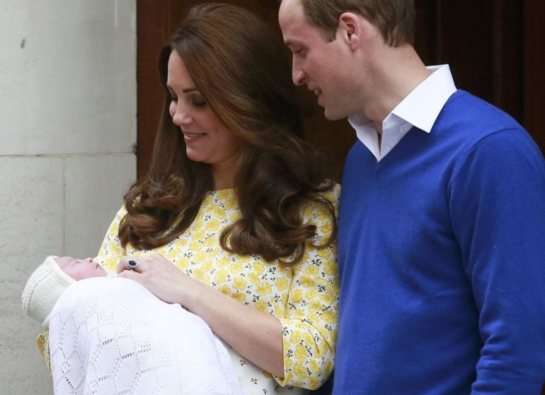 Los duques de Cambridge presentan a su hija a las puertas del hospital