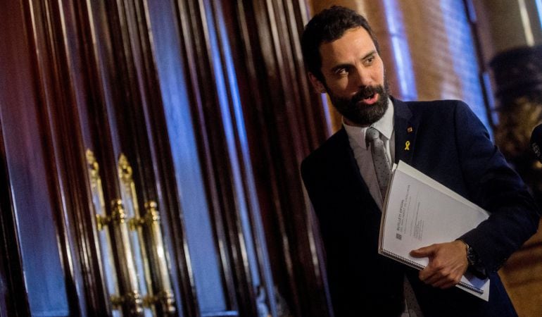 El presidente de la cámara catalana, Roger Torrent, se dirige a la reunión semanal de la Mesa.