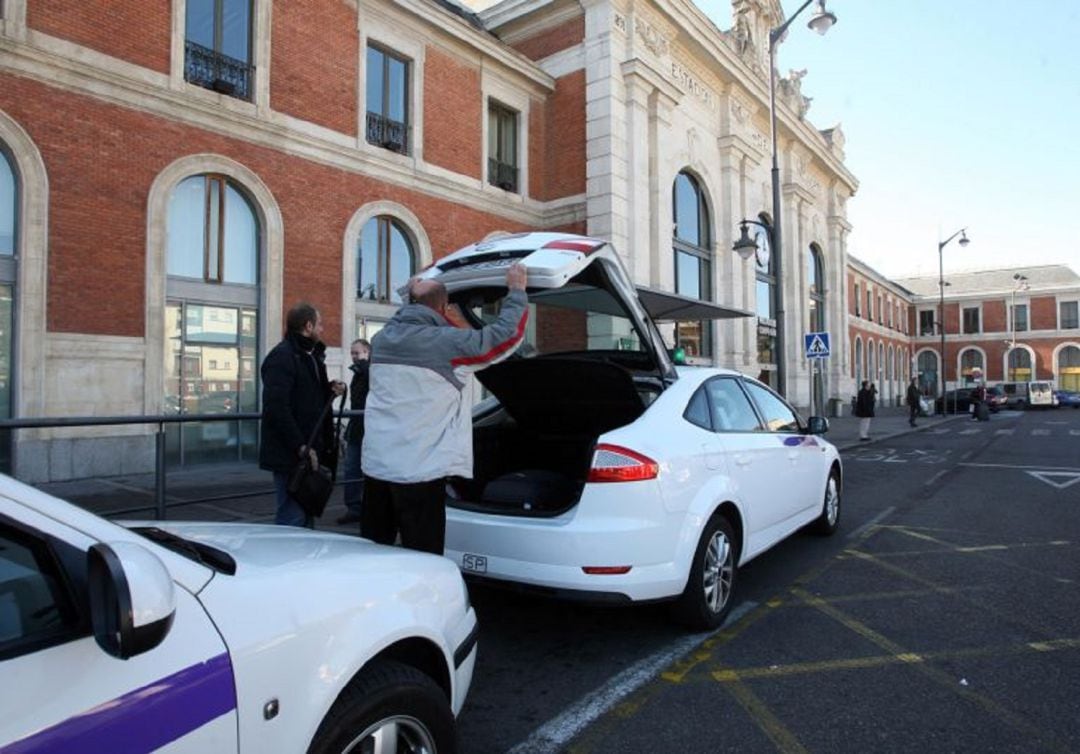 Imagen de archivo de taxis en la estación de tren