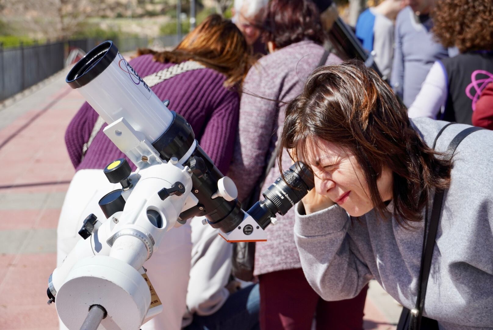 Santomera observa el eclipse solar en la clausura de su primera Feria Científica