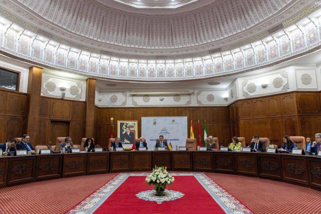 El presidente andaluz, Juanma Moreno (c), y los co-presidentes de la Fundación Tres Culturas del Mediterráneo, Elías Bendodo (4i) y André Azoulay (5i), durante la reunión en Rabat del patronato de la Fundación Tres Culturas del Mediterráneo, la primera que se celebra en Marruecos desde su creación hace 20 años. 