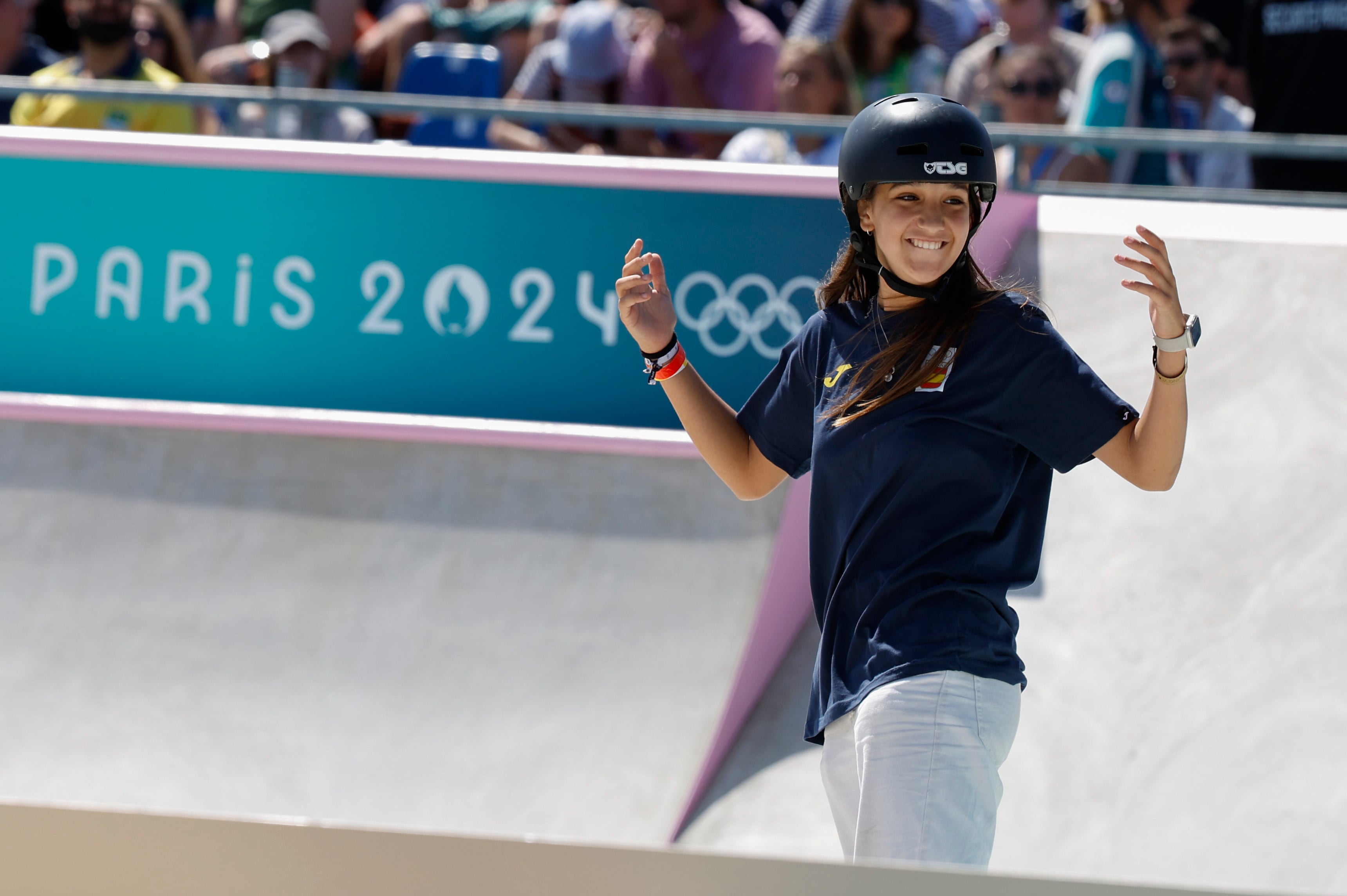 PAÍS, 28/07/2024.- La española Natalia Muñoz compite en la manga preliminar de Skate Street mujeres de los Juegos Olímpicos de París 2024 este domingo en la sede La Concorde 3 en París, Francia. EFE/ Chema Moya
