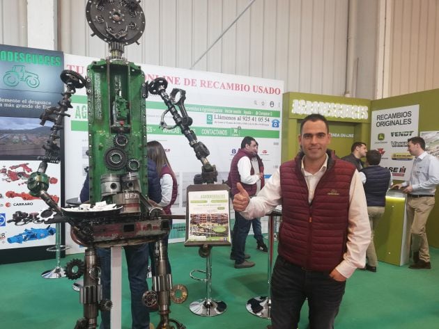 Antonio Pérez, en su stand de Agrodesguaces