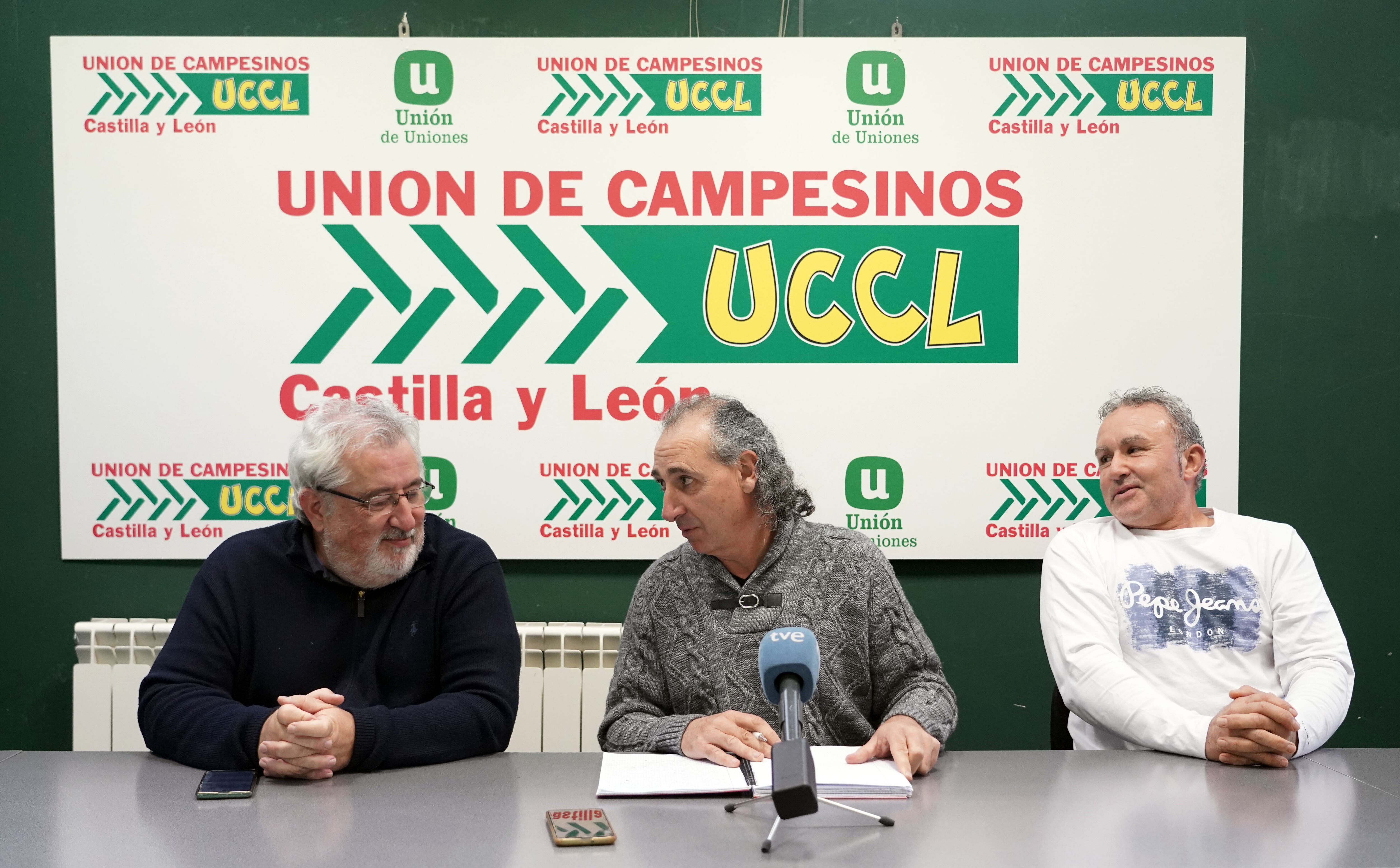 El coordinador regional de UCCL, Jesús Manuel González Palacín, informa sobre la problémica del sector del ovino en Castilla y León