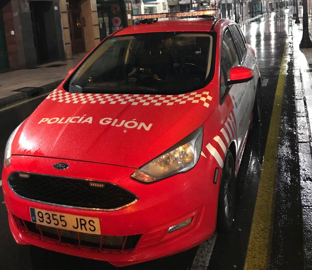 Un coche de la Policía Local patrullando en Gijón. 