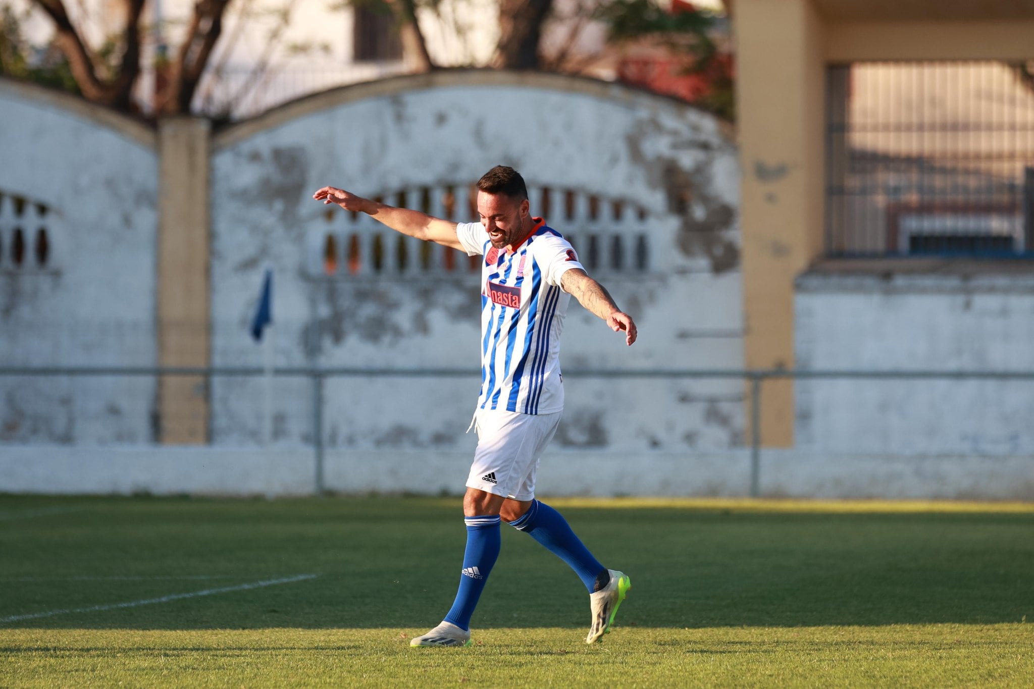 Momo marcó de penalti uno de los goles del equipo de Leyendas