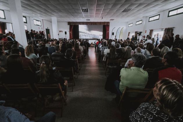 El centro socio cultural de Tahiche se llenó para la presentación de Oswaldo Betancort.