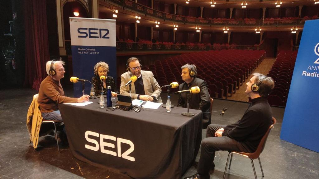 Ramón Medina y José Manuel León charlan con los músicos de la Orquesta de Córdoba, Cristina LLorens, Artaches Kazarian y el director Carlos Domínguez Nieto