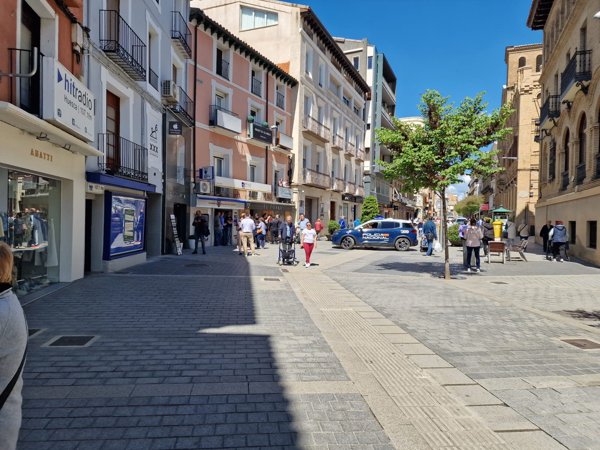 La policía nacional en la calle atendiendo a los ciudadanos
